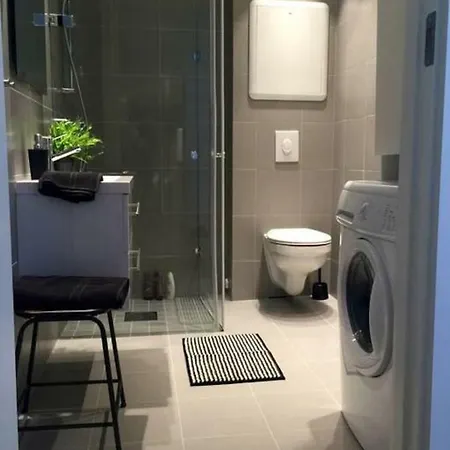 Stayplus 1br Super Central, Spacious Apt W/ Balcony *
